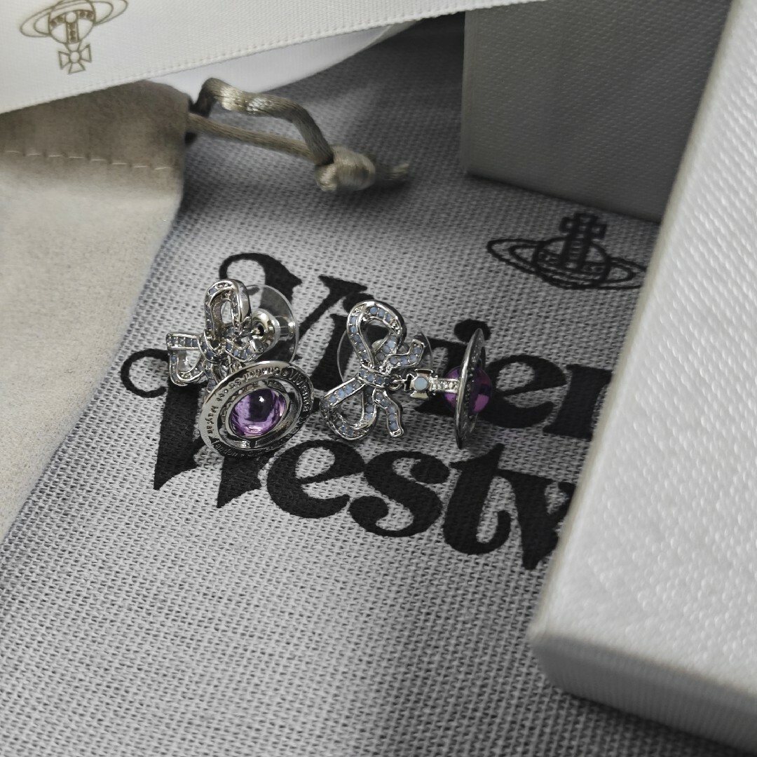 Vivienne Westwood(ヴィヴィアンウエストウッド)の大人気 Vivienne Westwood　新作リボンオーブピアス レディースのアクセサリー(ピアス)の商品写真