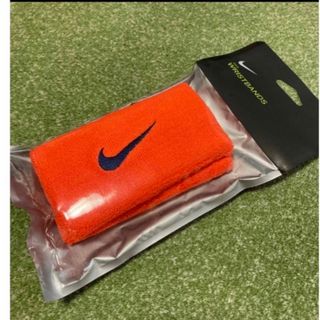 ナイキ(NIKE)のオレンジ　NIKE ナイキ  ワイド リストバンド　ロング　両手(バングル/リストバンド)