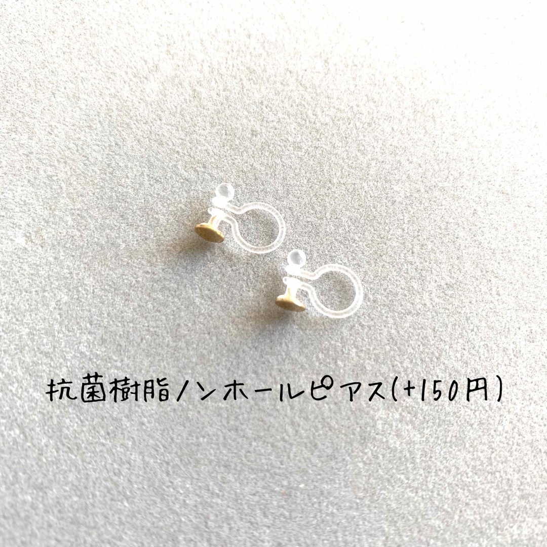 かすみ草の小粒ピアス　ノンホールピアス　サージカルステンレス　金属アレルギー対応 ハンドメイドのアクセサリー(ピアス)の商品写真