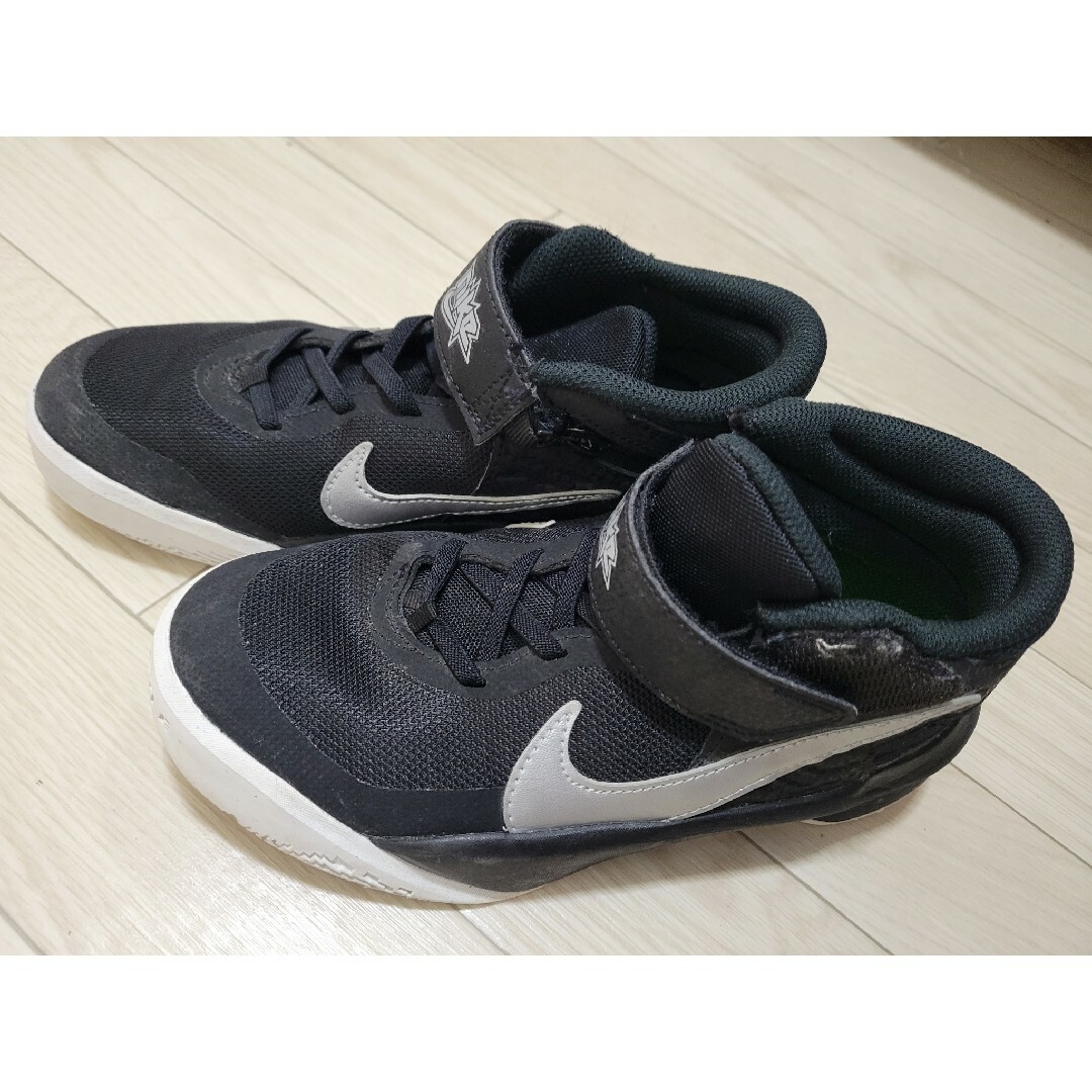 NIKE(ナイキ)のNIKEスニーカー キッズ/ベビー/マタニティのキッズ靴/シューズ(15cm~)(スニーカー)の商品写真