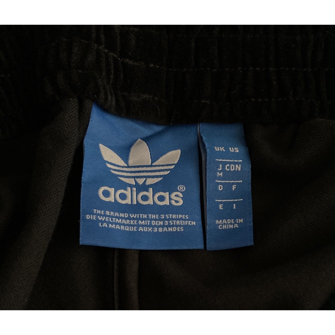 adidas(アディダス)の【未使用】adidas ベロアトラックパンツ メンズのパンツ(その他)の商品写真