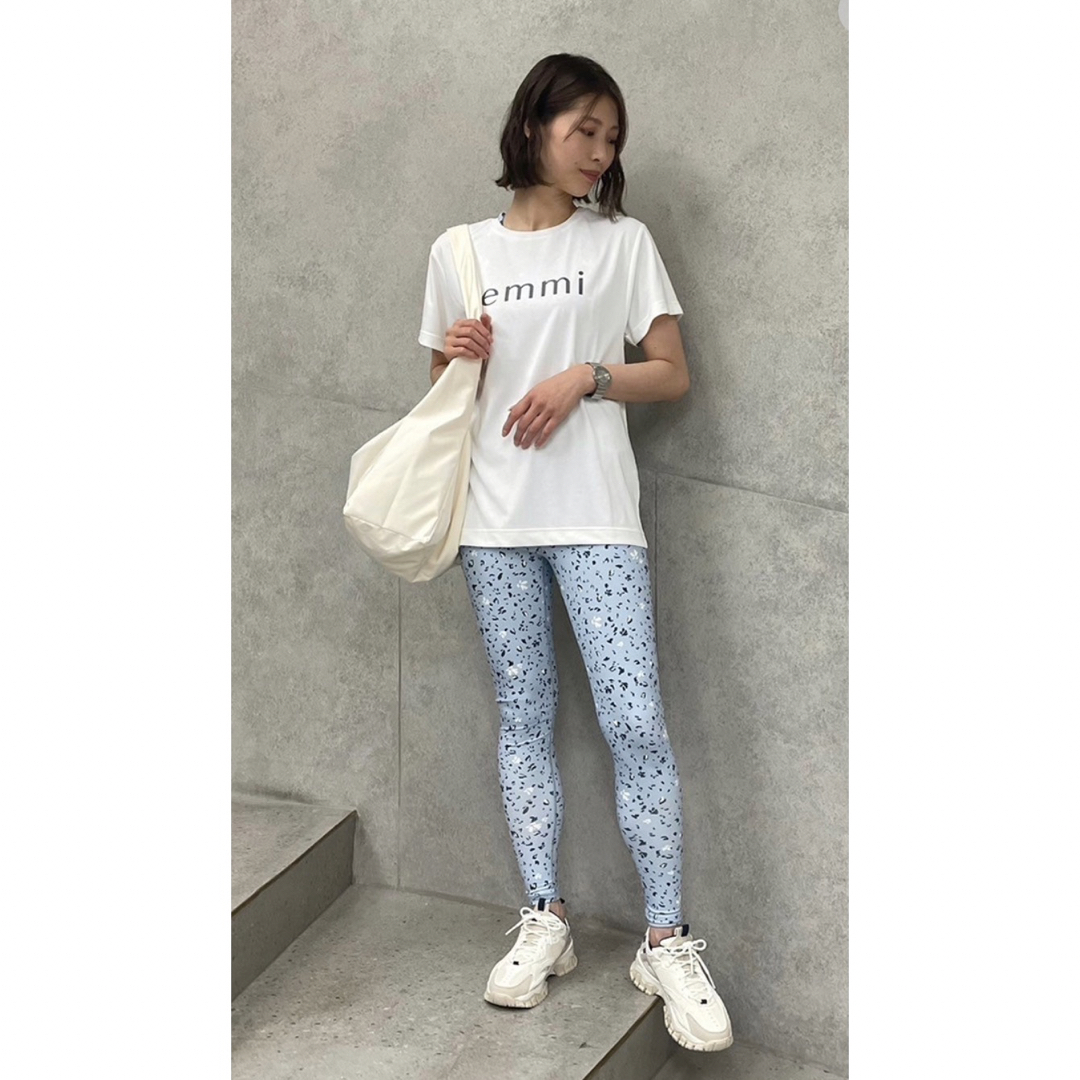 emmi(エミ)の専用！新品未開封　emmi yoga Tシャツ　エミヨガ　ジム　トレーニング スポーツ/アウトドアのトレーニング/エクササイズ(ヨガ)の商品写真