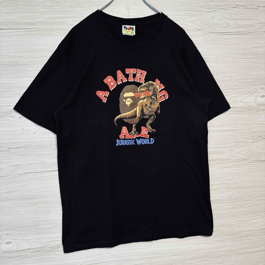 A BATHING APE(アベイシングエイプ)の【入手困難】アベイシングエイプ × ジュラシックワールド Tシャツ　XLサイズ メンズのトップス(Tシャツ/カットソー(半袖/袖なし))の商品写真