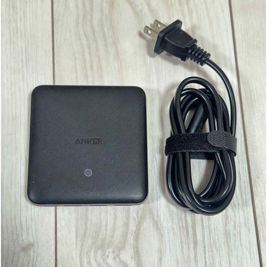 中古 本体＋ケーブルのみ anker powerport atom iii スマホ/家電/カメラのスマートフォン/携帯電話(バッテリー/充電器)の商品写真