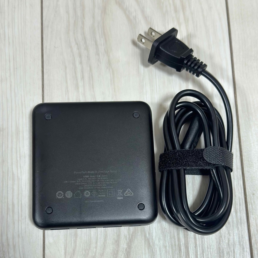 中古 本体＋ケーブルのみ anker powerport atom iii スマホ/家電/カメラのスマートフォン/携帯電話(バッテリー/充電器)の商品写真