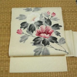 ほんのり生成り色のひげ紬に白と赤の花　名古屋帯(帯)