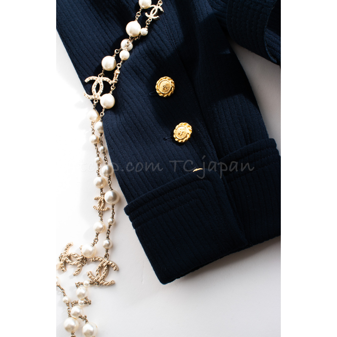 CHANEL(シャネル)のシャネル スーツ 限定版 Gigi ヴィンテージ ネイビー ウール ロゴ ゴールド金具ベルト付 ツイード ジャケット スカート 貴重すぎる 36 38 レディースのジャケット/アウター(テーラードジャケット)の商品写真