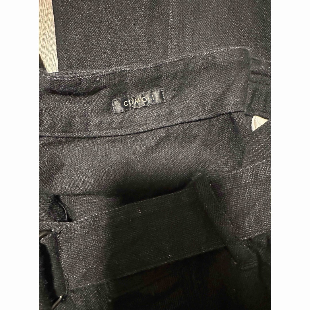 COMOLI(コモリ)のコモリ　22AW ベルテッドデニム　サイズ2 ブラック メンズのパンツ(デニム/ジーンズ)の商品写真