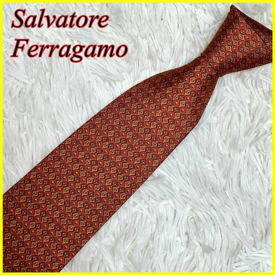 Salvatore Ferragamo(サルヴァトーレフェラガモ)の【未使用タグ付き】サルヴァトーレフェラガモ ネクタイ 赤茶 緋色 総柄 シルク メンズのファッション小物(ネクタイ)の商品写真