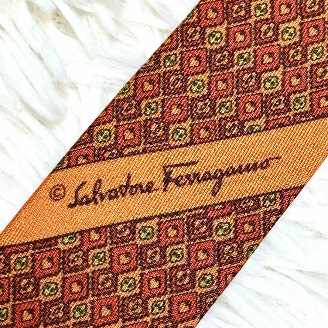 Salvatore Ferragamo(サルヴァトーレフェラガモ)の【未使用タグ付き】サルヴァトーレフェラガモ ネクタイ 赤茶 緋色 総柄 シルク メンズのファッション小物(ネクタイ)の商品写真