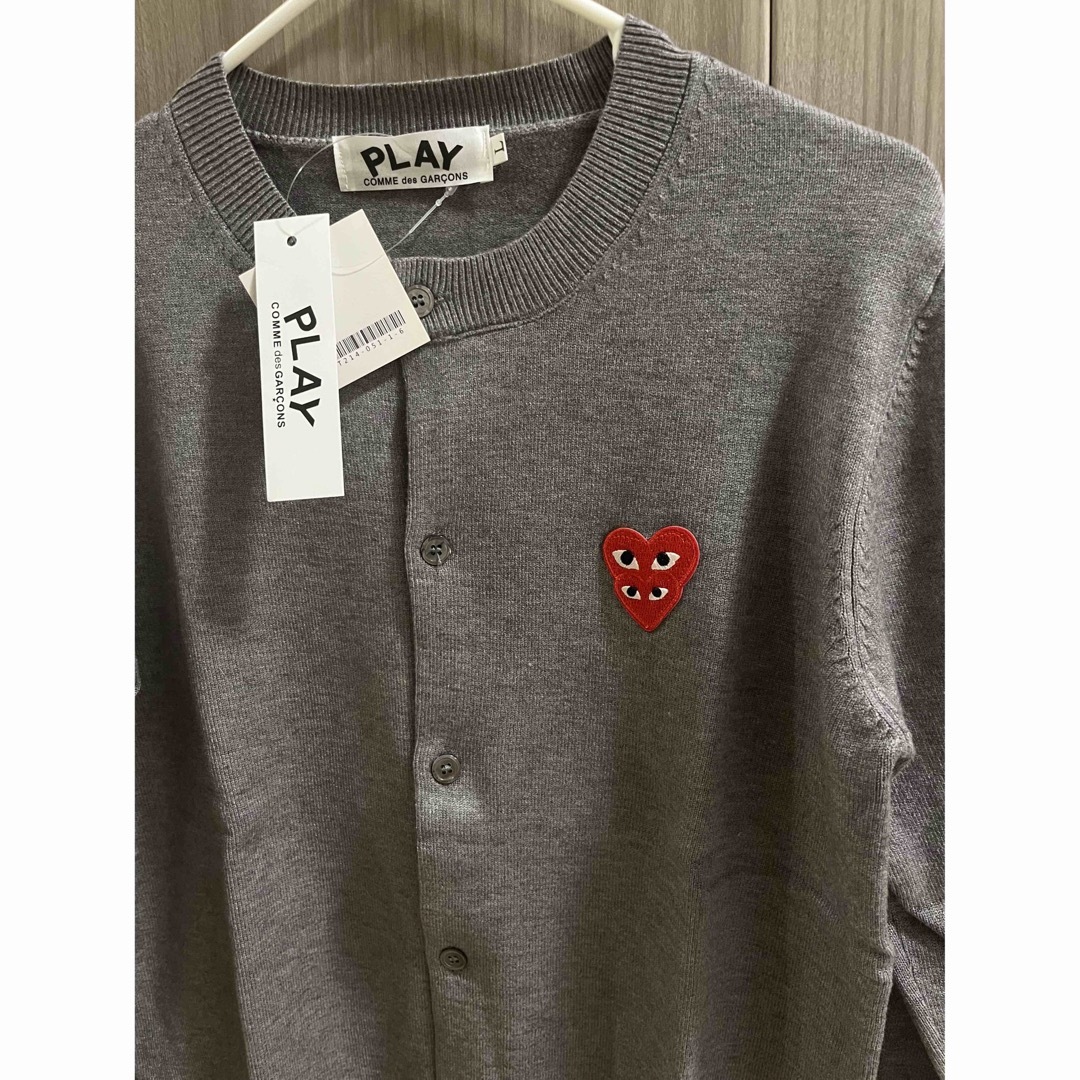 COMME des GARCONS(コムデギャルソン)のプレイコムデギャルソン カーディガン ロゴ　赤いハート レディースのトップス(カーディガン)の商品写真