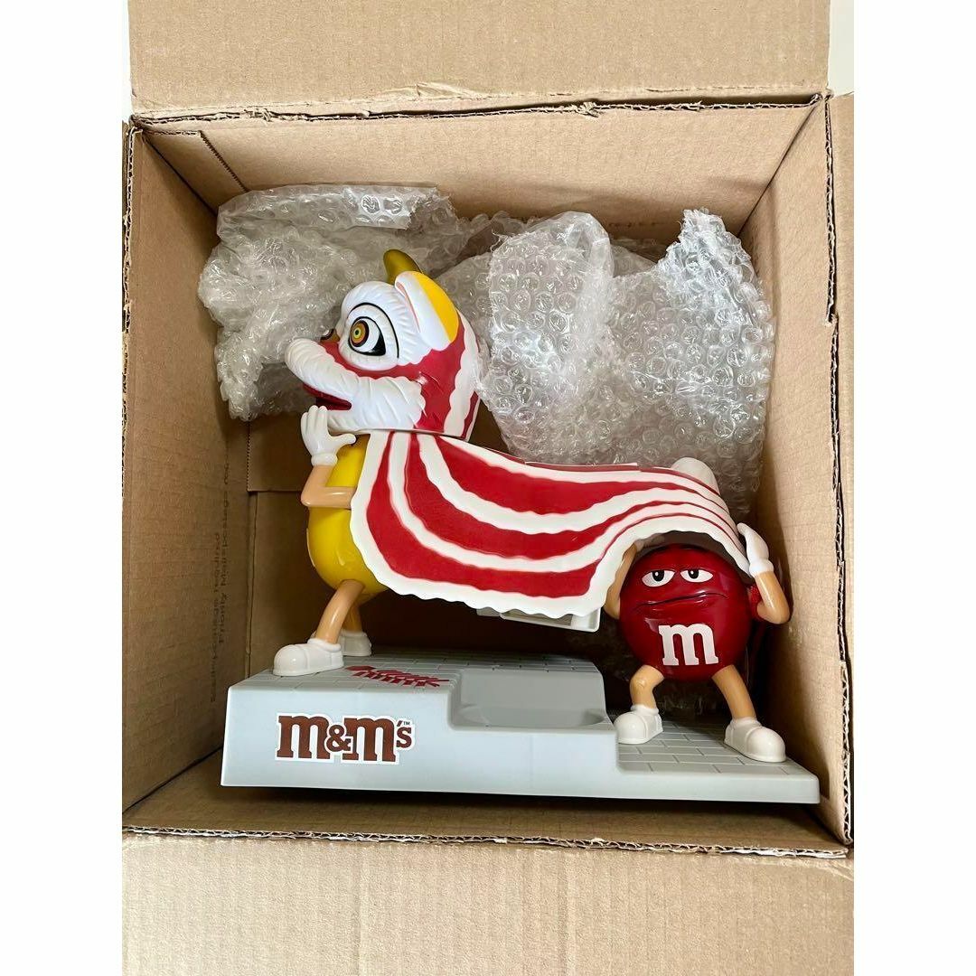 m&m&m's(エムアンドエムアンドエムズ)の【新品未使用】M&M's（エムアンドエムズ）中国限定！獅子舞のディスペンサー エンタメ/ホビーのコレクション(ノベルティグッズ)の商品写真