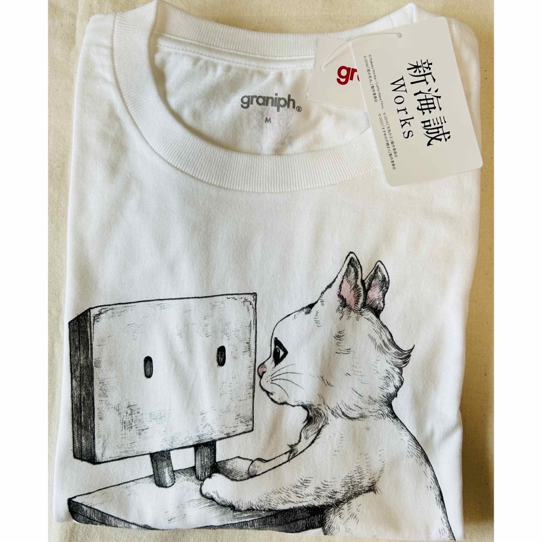 Design Tshirts Store graniph(グラニフ)のグラニフ　ヒグチユウコ　Mサイズ　すずめの戸締り　Tシャツ レディースのトップス(Tシャツ(半袖/袖なし))の商品写真