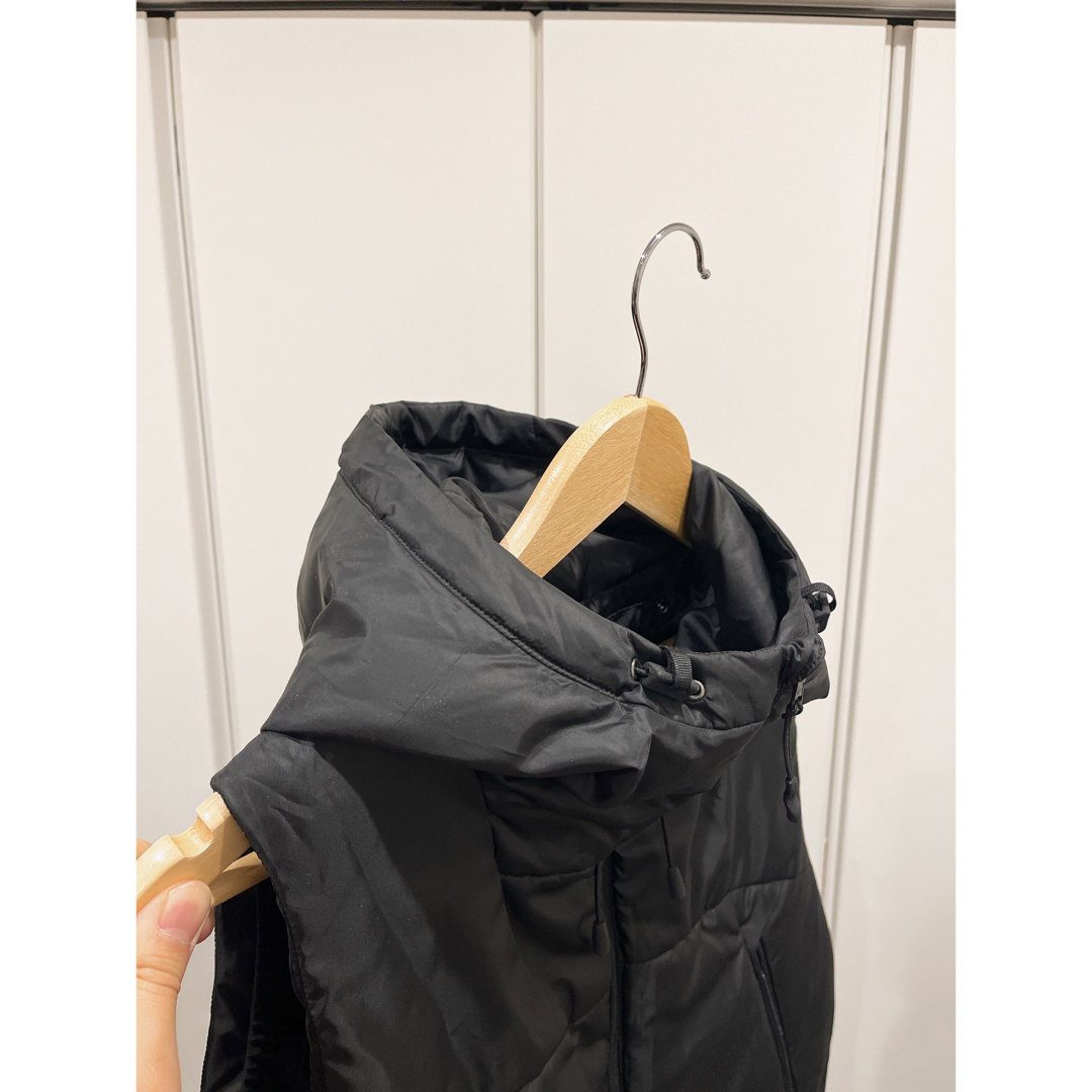 DESCENTE(デサント)のDESCENTEデサント中綿フード付きダウンベスト メンズのジャケット/アウター(ダウンベスト)の商品写真