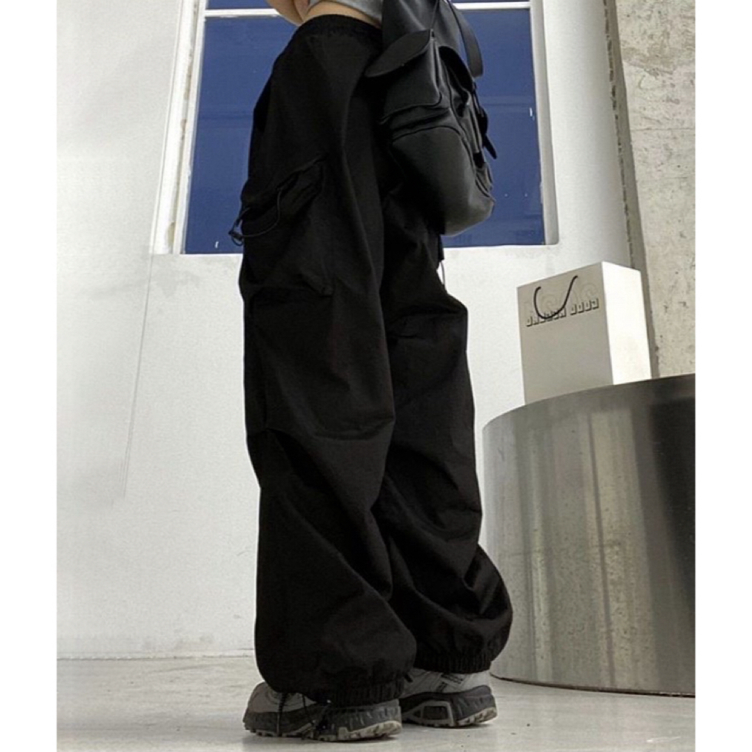 ブラック XL パラシュートカーゴパンツ　ワイドパンツ　ストリート　カーゴパンツ レディースのパンツ(ワークパンツ/カーゴパンツ)の商品写真
