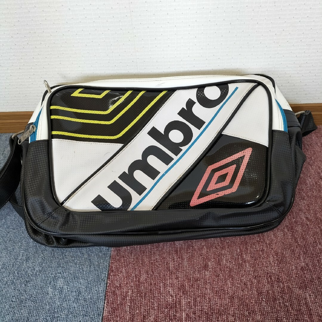 【即購入OK！匿名配送！】エナメルバッグ　スポーツバッグ　 UMBRO メンズのバッグ(ショルダーバッグ)の商品写真