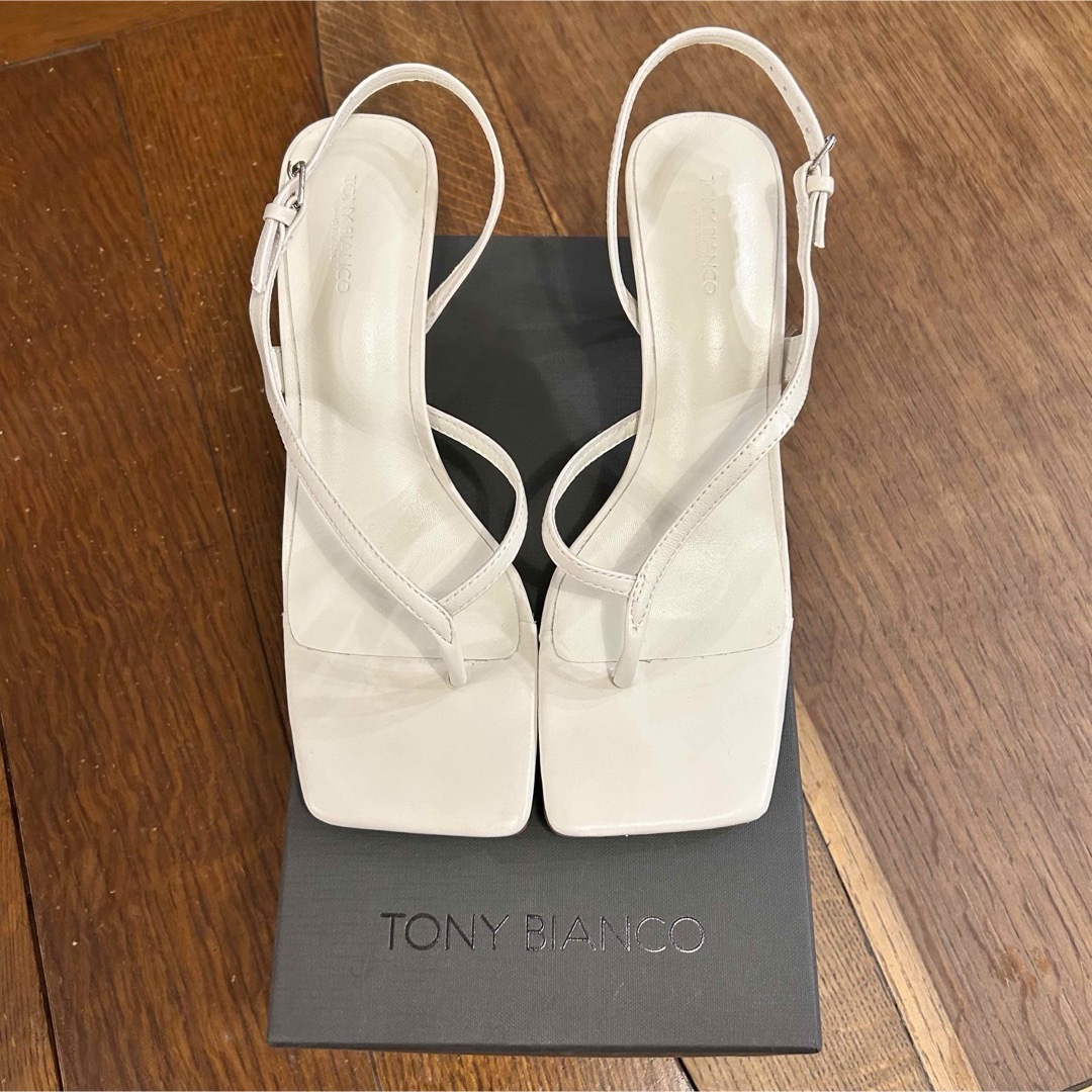 DEUXIEME CLASSE(ドゥーズィエムクラス)の【THE STORE by C'】TONY BIANCO スクエアトングサンダル レディースの靴/シューズ(サンダル)の商品写真