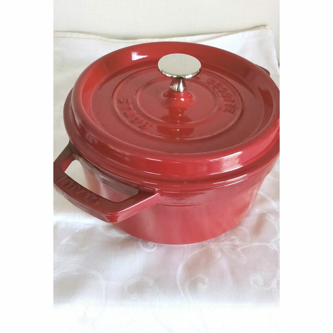 STAUB(ストウブ)の【1回使用美品】STAUB（ストウブ） ラウンド　チェリー　20センチ インテリア/住まい/日用品のキッチン/食器(鍋/フライパン)の商品写真