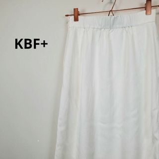 ケービーエフプラス(KBF+)のケービーエフプラスKBF+白色ロングスカートスリット入り(ロングスカート)