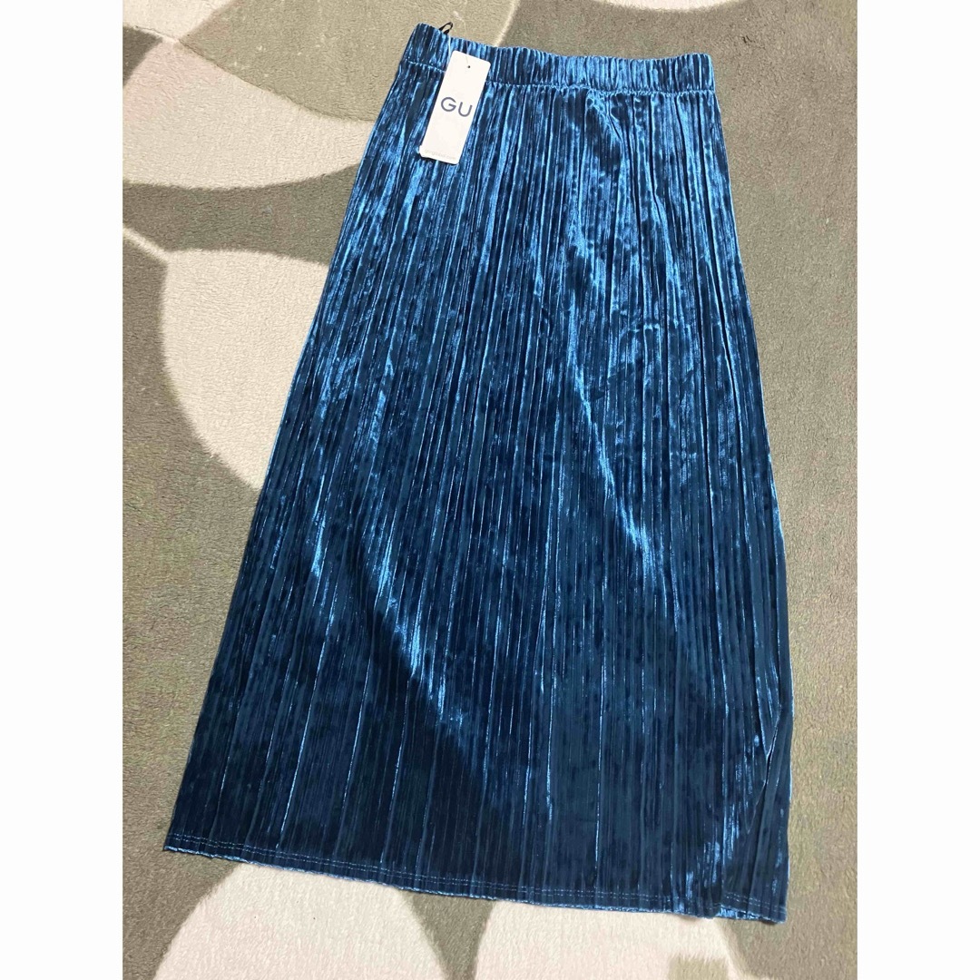 GU(ジーユー)のGU クラッシュベロアプリーツスカート　ブルー レディースのスカート(ロングスカート)の商品写真