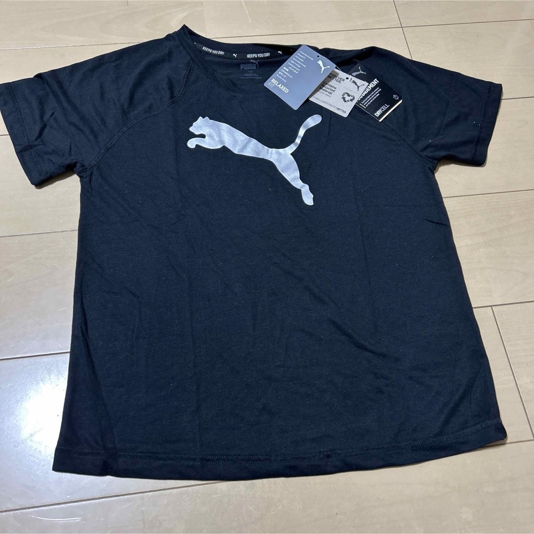 PUMA(プーマ)の新品タグ付き　PUMA プーマ リラックスフィットロゴTシャツ　S レディースのトップス(Tシャツ(半袖/袖なし))の商品写真