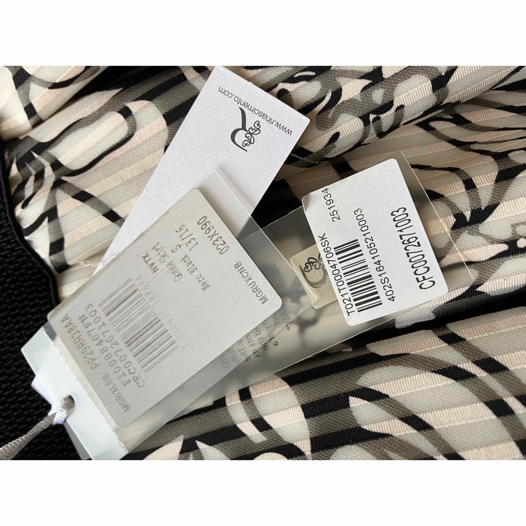 RINASCIMENTO(リナシメント)の黒白ピンクフラワーボンディングスカート レディースのスカート(ひざ丈スカート)の商品写真