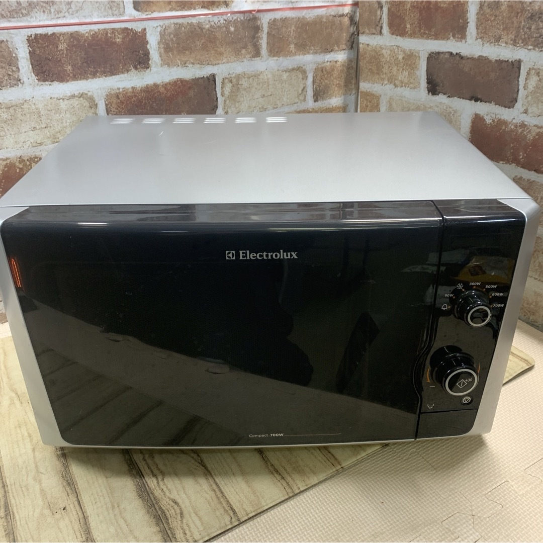 電子レンジ Electrolux EMS21200JS 60Hz 2012年製 スマホ/家電/カメラの調理家電(電子レンジ)の商品写真