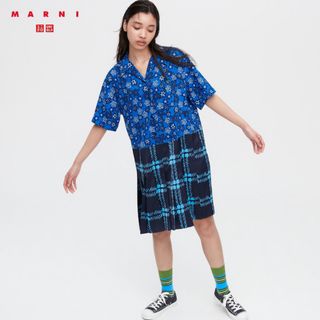 ユニクロ(UNIQLO)のユニクロ MARNI オープンカラープリーツワンピース 半袖 Mサイズ ブルー(ひざ丈ワンピース)