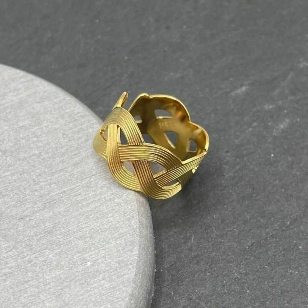 ゴールドリング　指輪　ウェーブ　レディース　フリーサイズ　オープン　ステンレス レディースのアクセサリー(リング(指輪))の商品写真