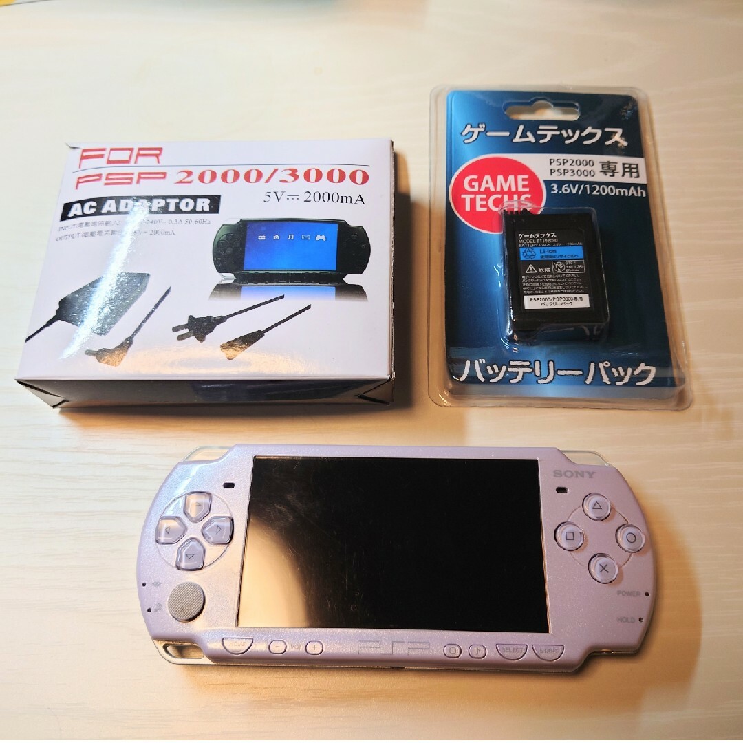 PlayStation Portable(プレイステーションポータブル)のPSP2000本体　電源アダプター、バッテリー　セット エンタメ/ホビーのゲームソフト/ゲーム機本体(携帯用ゲーム機本体)の商品写真