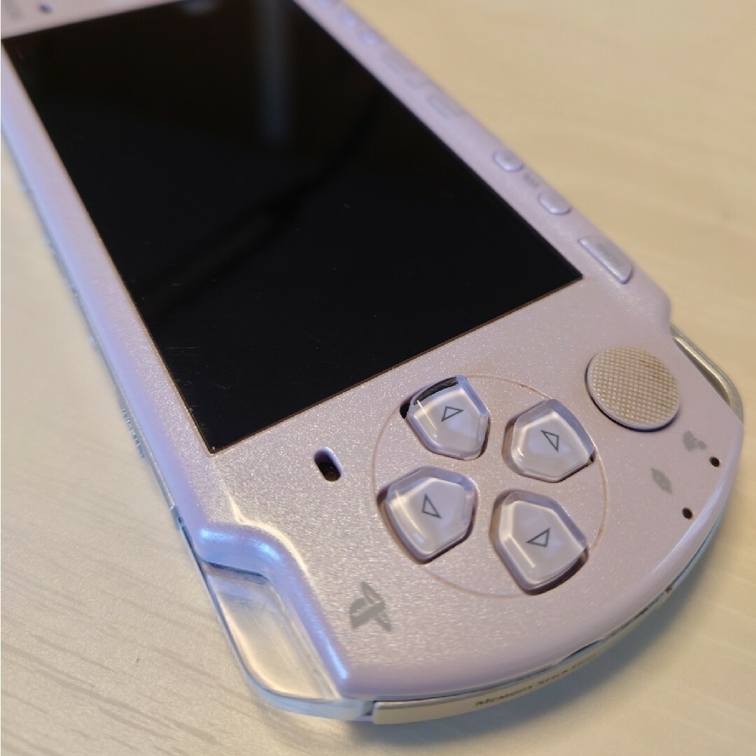 PlayStation Portable(プレイステーションポータブル)のPSP2000本体　電源アダプター、バッテリー　セット エンタメ/ホビーのゲームソフト/ゲーム機本体(携帯用ゲーム機本体)の商品写真