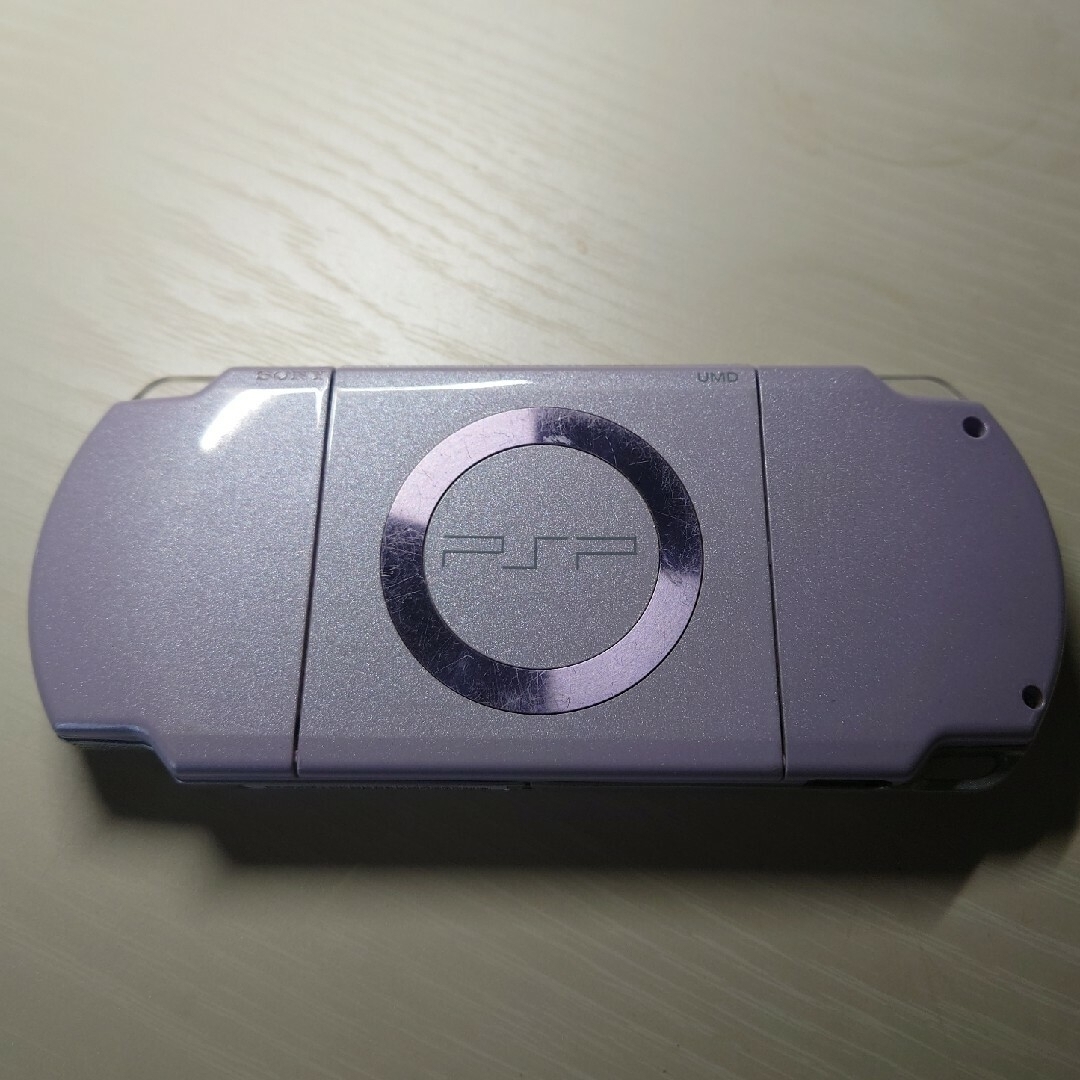 PlayStation Portable(プレイステーションポータブル)のPSP2000本体　電源アダプター、バッテリー　セット エンタメ/ホビーのゲームソフト/ゲーム機本体(携帯用ゲーム機本体)の商品写真