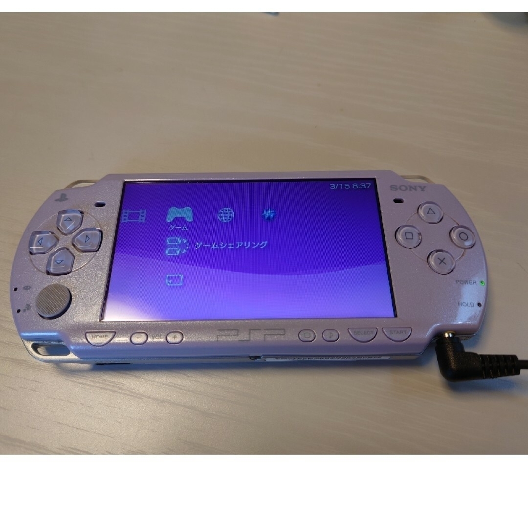 PlayStation Portable(プレイステーションポータブル)のPSP2000本体　電源アダプター、バッテリー　セット エンタメ/ホビーのゲームソフト/ゲーム機本体(携帯用ゲーム機本体)の商品写真