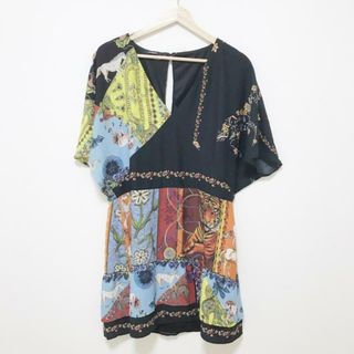 デシグアル(DESIGUAL)のDesigual(デシグアル) ワンピース サイズ44 L レディース - 黒×レッド×マルチ Vネック/半袖/ひざ丈/花柄(その他)