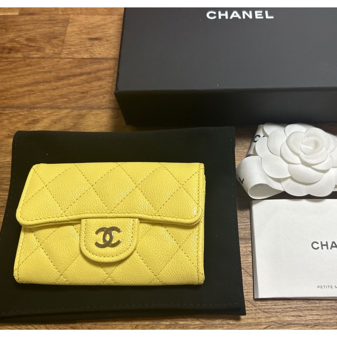 CHANEL(シャネル)の24年銀座店のみ限定　シャネル　フラップカードケース　イエロー　キャビアスキン レディースのファッション小物(財布)の商品写真