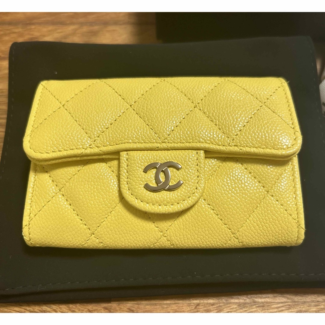 CHANEL(シャネル)の24年銀座店のみ限定　シャネル　フラップカードケース　イエロー　キャビアスキン レディースのファッション小物(財布)の商品写真