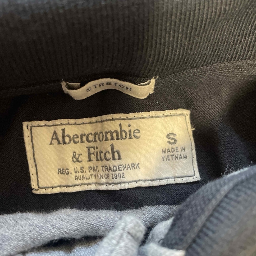 Abercrombie&Fitch(アバクロンビーアンドフィッチ)の美品　アバクロ　ポロシャツ　ボーダー　グレー　ストレッチ メンズのトップス(ポロシャツ)の商品写真