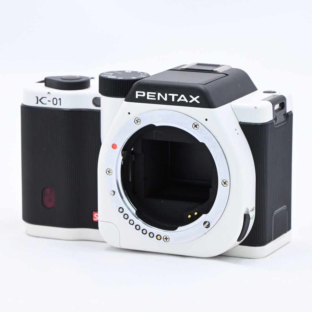 PENTAX(ペンタックス)のPENTAX K-01 ボディ ホワイト×ブラック スマホ/家電/カメラのカメラ(ミラーレス一眼)の商品写真