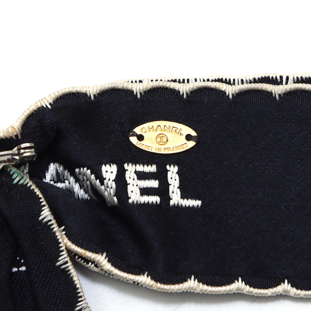 CHANEL(シャネル)のシャネル CHANEL ロゴ リボン タイ シンプル シルク ブローチ レディースのアクセサリー(ブローチ/コサージュ)の商品写真