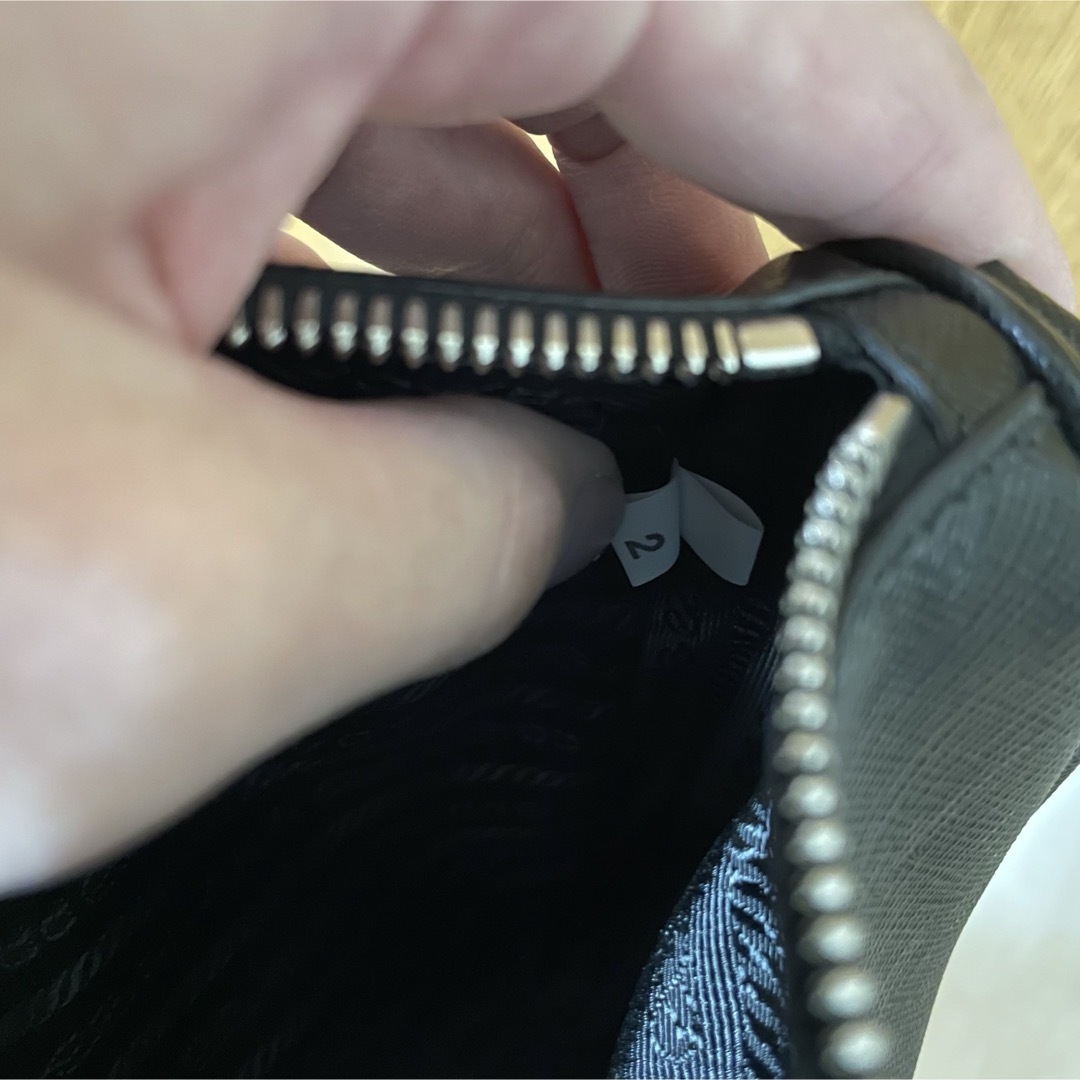 PRADA(プラダ)の【美品】PRADA プラダ 2VH113 サフィアーノレザー 三角プレート メンズのバッグ(ショルダーバッグ)の商品写真