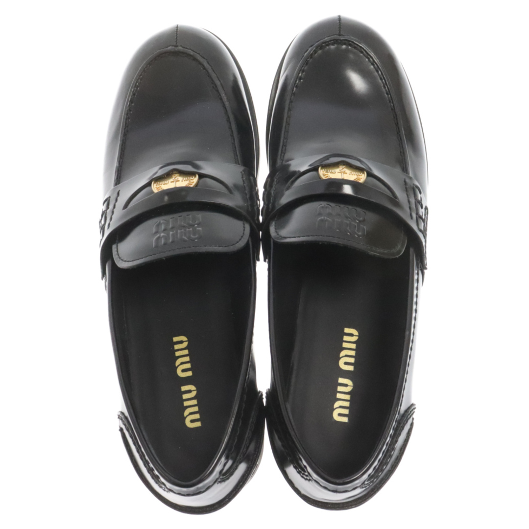 miumiu(ミュウミュウ)のmiumiu ミュウミュウ 23AW パテントレザー ペニーローファー レザーシューズ エンボス加工ロゴプレート ブラック 5D773D 42 メンズの靴/シューズ(ドレス/ビジネス)の商品写真