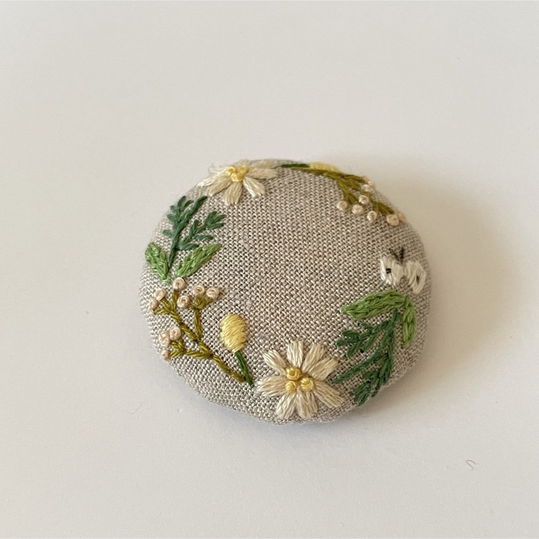 刺繍ブローチ ハンドメイドのアクセサリー(コサージュ/ブローチ)の商品写真