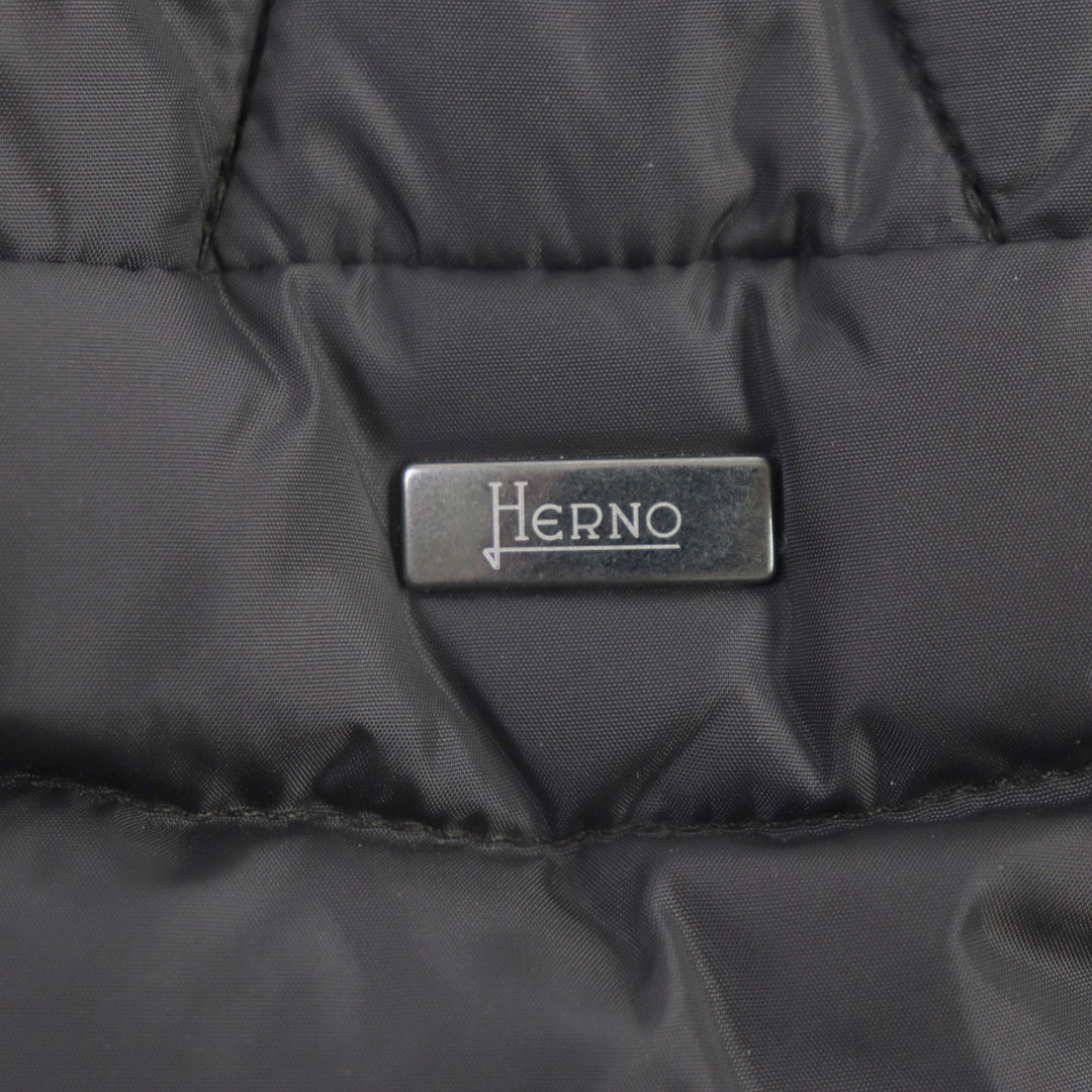 HERNO(ヘルノ)の美品 Herno ヘルノ PI0191U シルバーロゴ金具・フード付き WZIP ダウンコート チャコールグレー 44 ハンガー・ガーメント付き 正規品 メンズ メンズのジャケット/アウター(ダウンジャケット)の商品写真