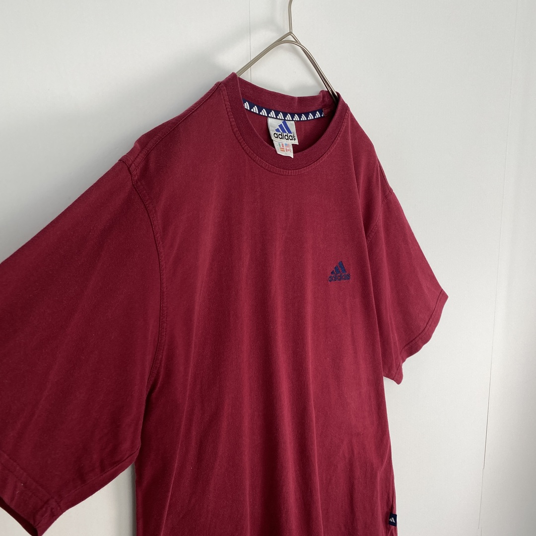 adidas(アディダス)の【アディダス　半袖Tシャツ　シンプル　ワンカラー　ロゴ刺しゅう　えんじ　古着】 メンズのトップス(Tシャツ/カットソー(半袖/袖なし))の商品写真