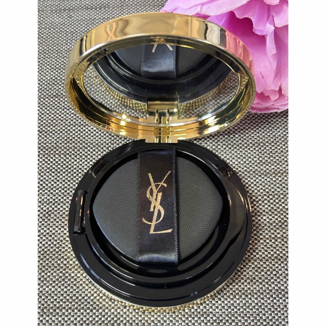 Yves Saint Laurent(イヴサンローラン)の新品限定品❗️イヴ・サンローラン ラディアント タッチ グロウコンパクト B10 コスメ/美容のベースメイク/化粧品(ファンデーション)の商品写真