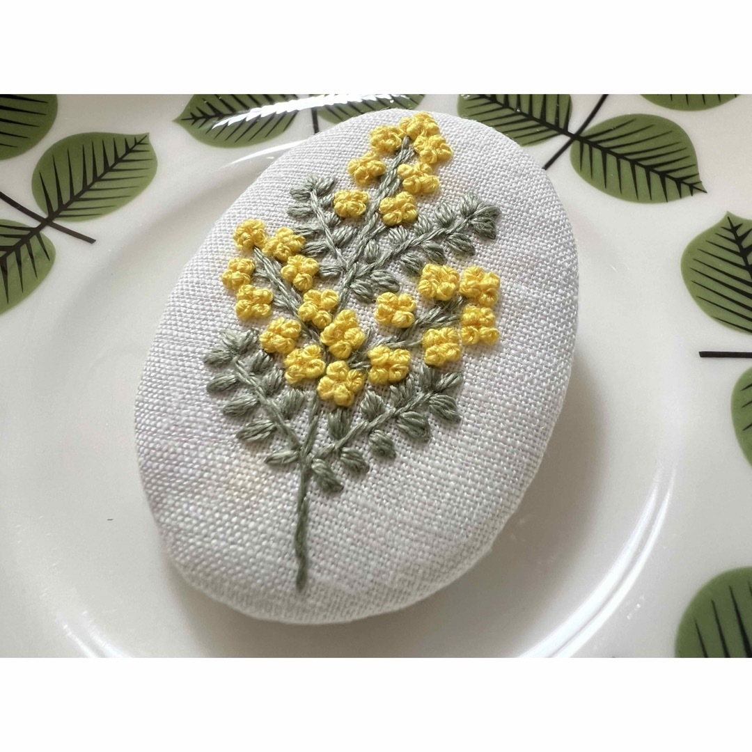 ミモザ。刺繍ブローチ ハンドメイド ハンドメイドのアクセサリー(コサージュ/ブローチ)の商品写真