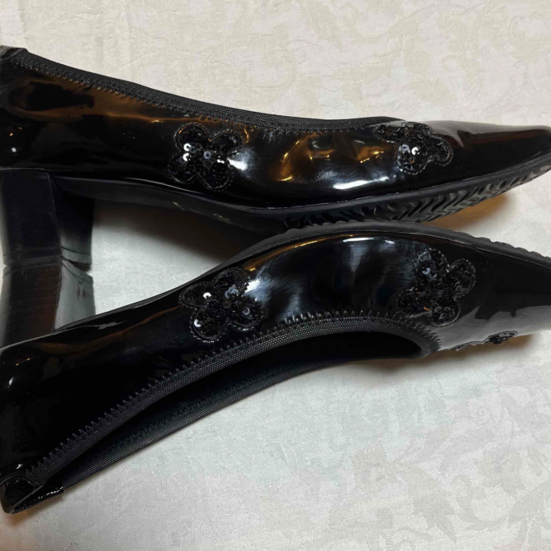 銀座ヨシノヤ(ギンザヨシノヤ)の銀座ヨシノヤ美品黒エナメルパンプス レディースの靴/シューズ(ハイヒール/パンプス)の商品写真