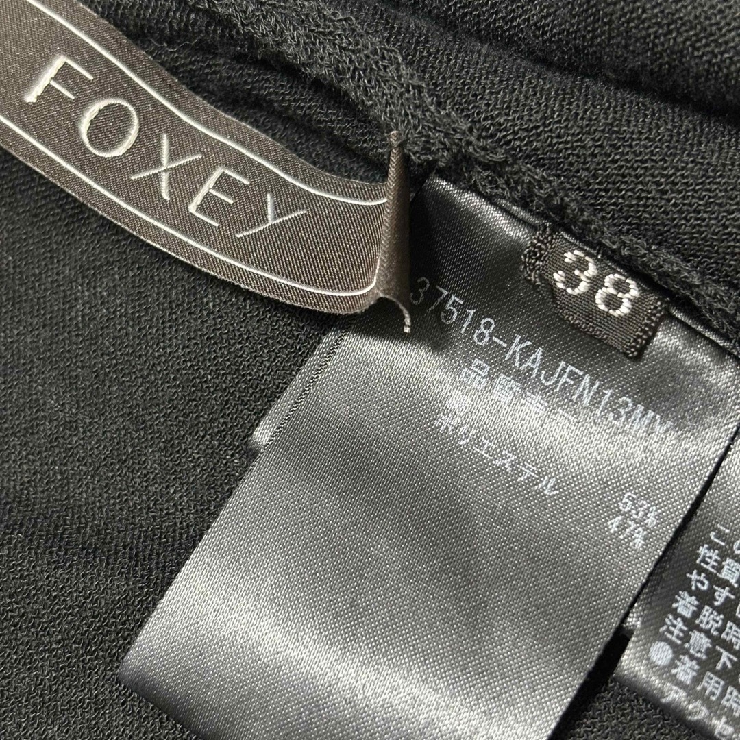 FOXEY(フォクシー)のフォクシー　パーフェクトコンパクトボレロ　ロゴプレート　長袖　トッパー レディースのトップス(カーディガン)の商品写真