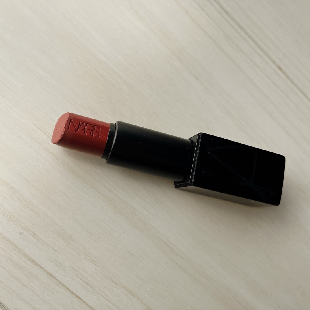 NARS(ナーズ)のNARS ナーズ オーデイシャス リップスティック9497 口紅 コスメ/美容のベースメイク/化粧品(口紅)の商品写真