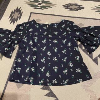 ユニクロ(UNIQLO)のUNIQLO　半袖カットソー　ブラウス　花柄　100　美品(Tシャツ/カットソー)